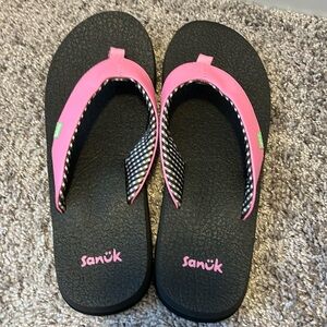 Pink black Sanuk flip flops, size 8; NWOT